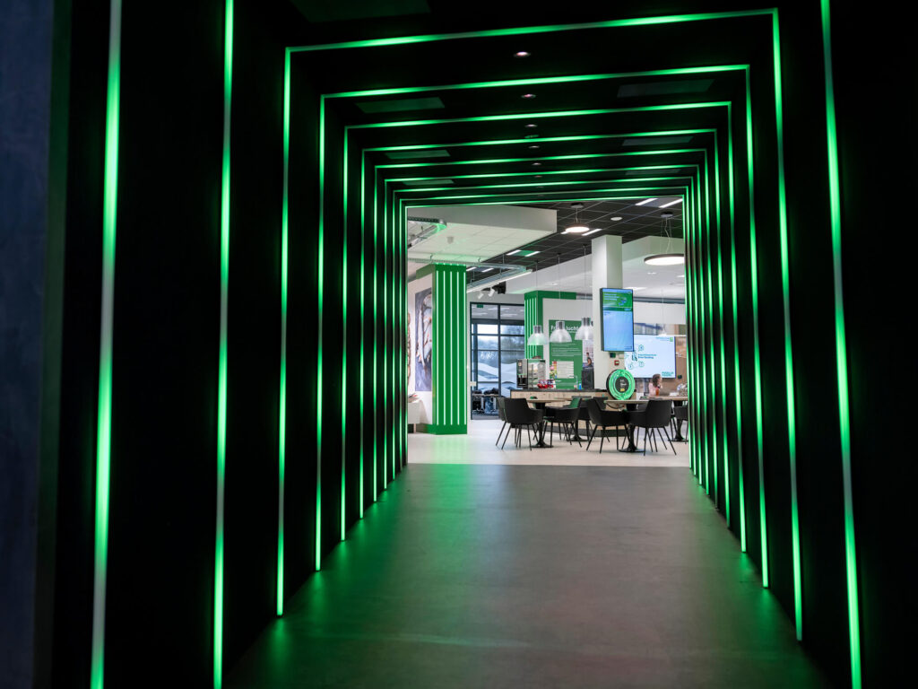 Retailinterieur met groen verlichte doorgang